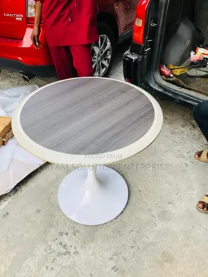 Round Banquet Table