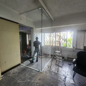 Office Clear Tampered Glass Divider Gaduwa