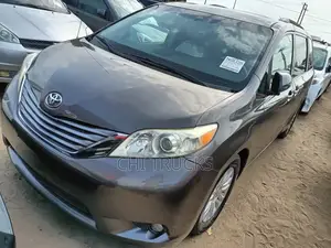 Toyota Sienna XLE 7-Passenger 4dr Minivan AWD (3.5L 6cyl 6A) 2014