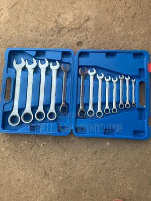 Ratcheting Socket Wrench