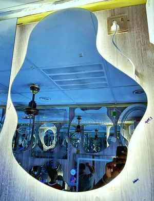 Luxury Pregnant Woman Shaped/ Curve Led Mirror