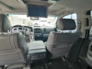 Toyota Sequoia Platinum 4dr SUV 4WD (5.7L 8cyl 6A) 2009 Silver