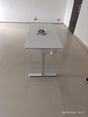 Manual Adjustable Height Desk.