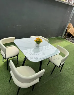 Luxurious Four Seater Dinning Set