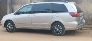 Toyota Sienna Car Hire