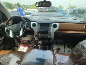 Toyota Tundra 2015 Brown