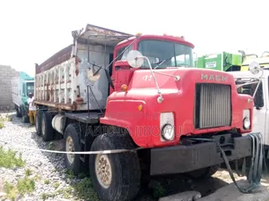 Mack Tipper 12tyres