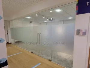 Personalize Your Workspace With Glass Partition