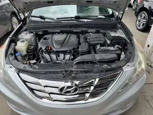 Hyundai Sonata Limited Sedan FWD (2.4L 4cyl 6A) 2011 Silver