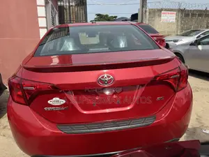 Toyota Corolla SE (1.8L 4cyl 6M) 2018 Red