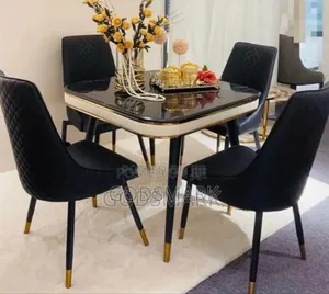 Portable Dining Set in 4 Seater.