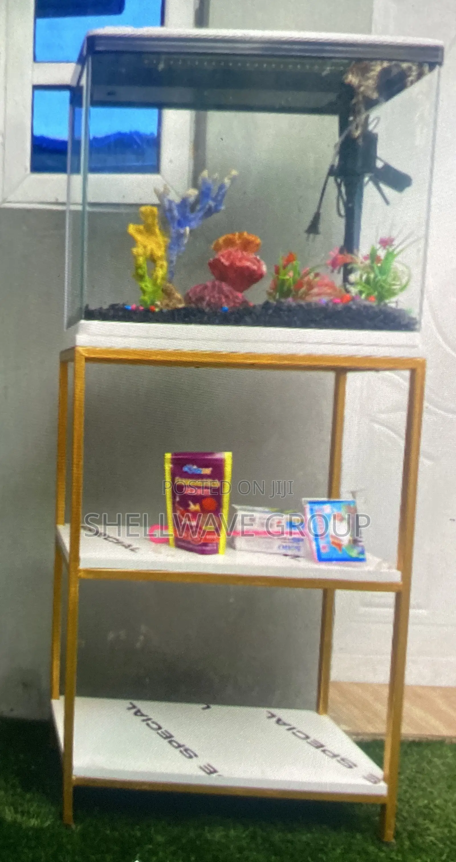 64l Imported Aquarium Complete With Decor and Fishes