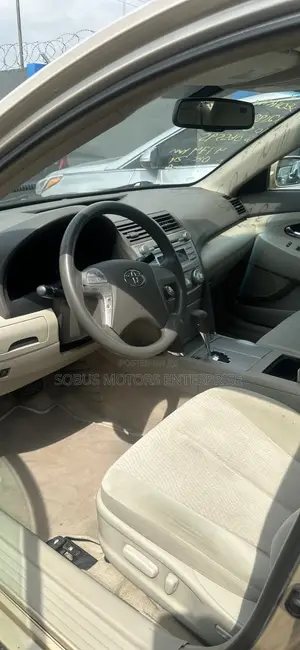 Toyota Camry LE 4dr Sedan (2.5L 4cyl 6AM) 2010 Gold