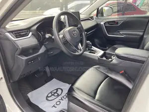 Toyota RAV4 XLE Premium 2021 White