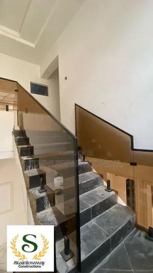 Glass Railing : Elevating Your Building Style