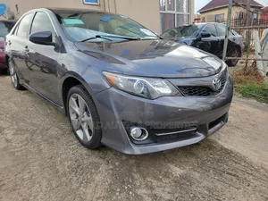 Toyota Camry SE 4dr Sedan w/Prod. End 11/13 (3.5L 6cyl 6A) 2014 Gray