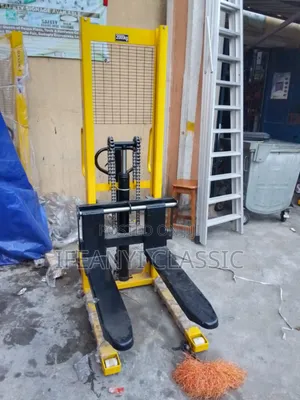 2 Ton Electric Stacker Forklift With Electric Hoist