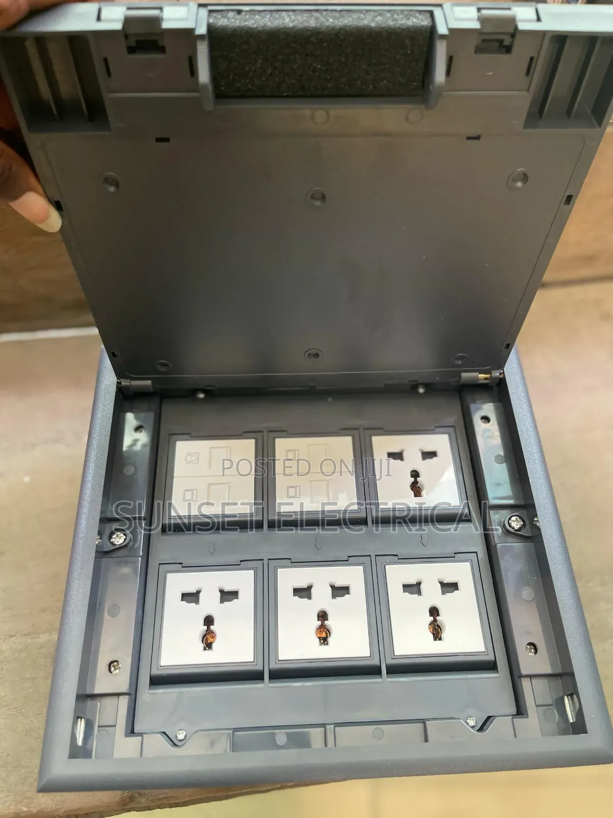 Floor Box With 4 Socket and 4 Data