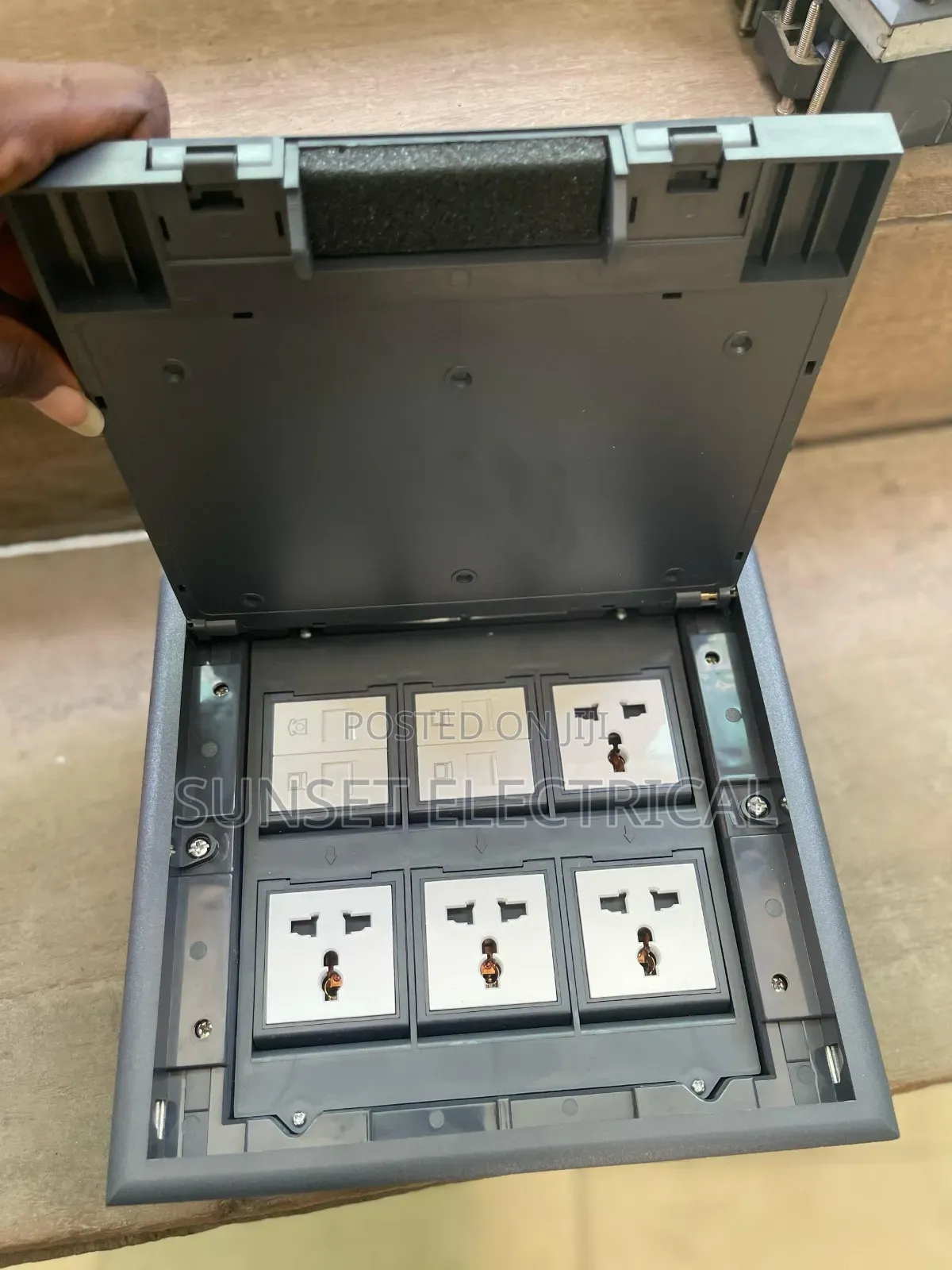 Floor Box With 4 Socket and 4 Data