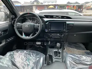 New Toyota Hilux 2022 Black