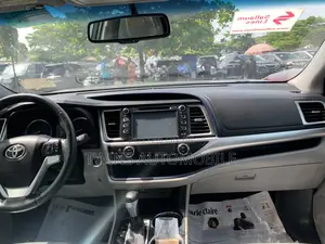 Toyota Highlander XLE 4x4 V6 (3.5L 6cyl 8A) 2017 Green