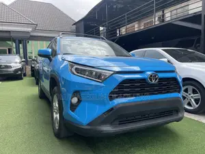 Toyota RAV4 XLE 2022 Blue