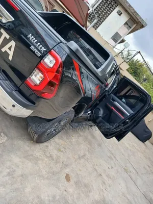 New Toyota Hilux 2025 Black