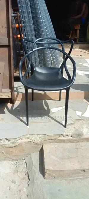 Black Luxurious Plastic Chair for Executive