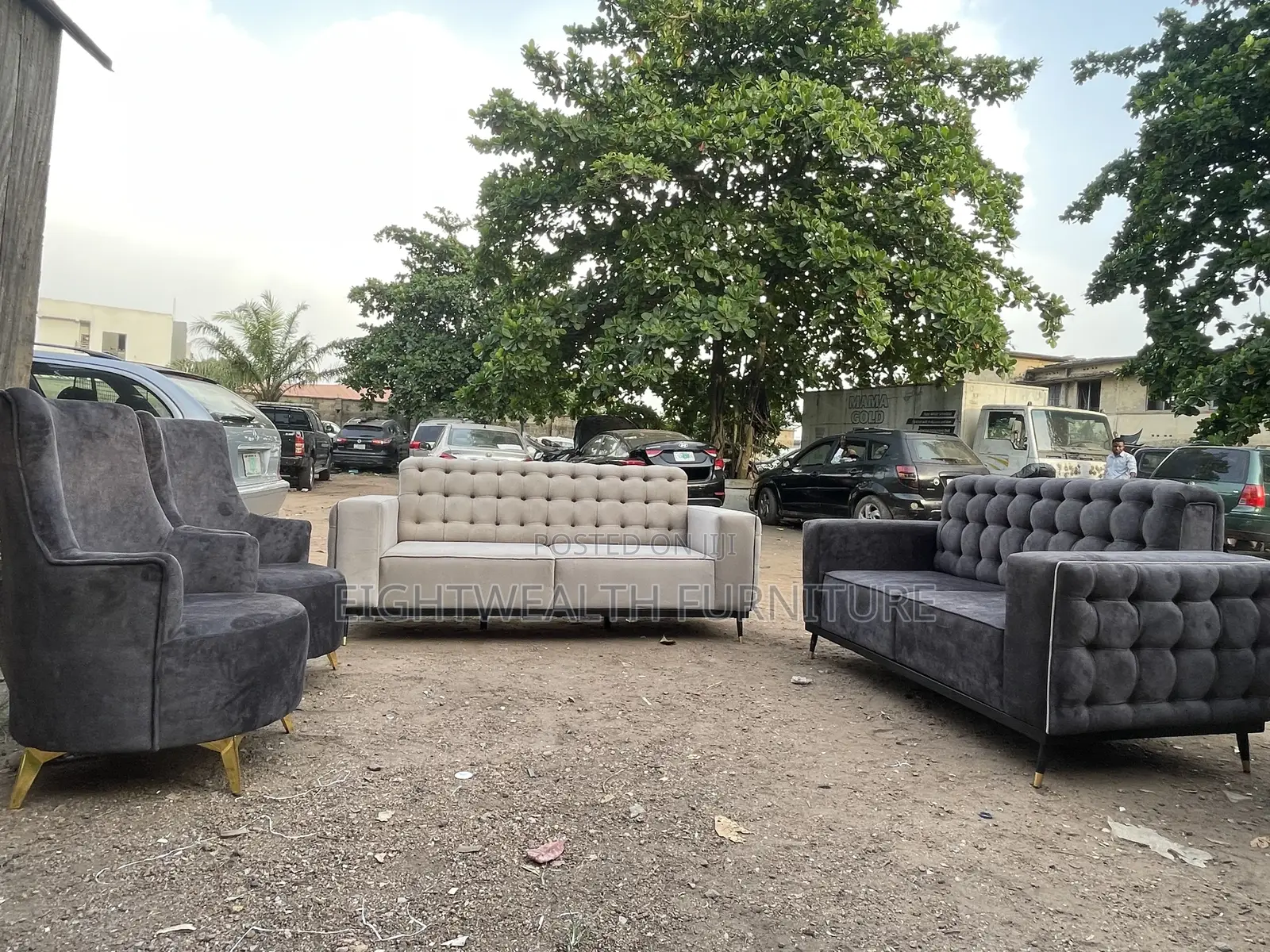 Tufted Back Settee