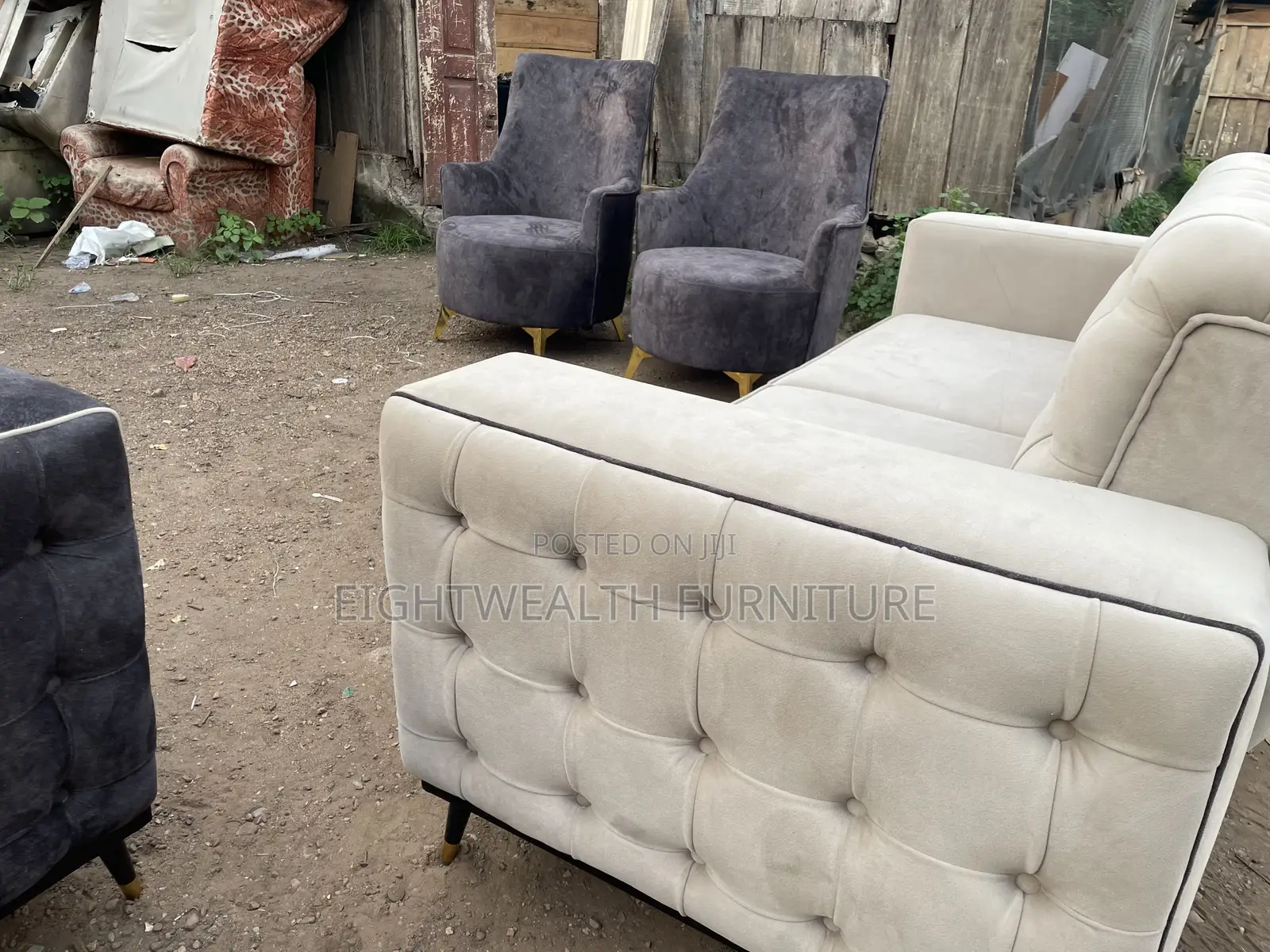 Tufted Back Settee