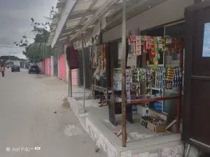 Self Contain Shop to Let