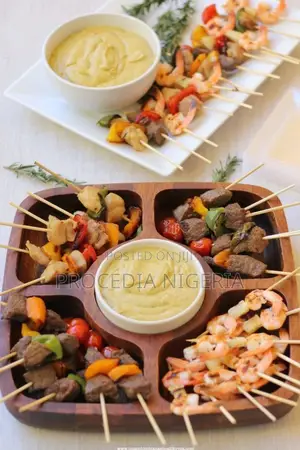 Round Wooden Snack Tray – 6 Compartments (27cm)