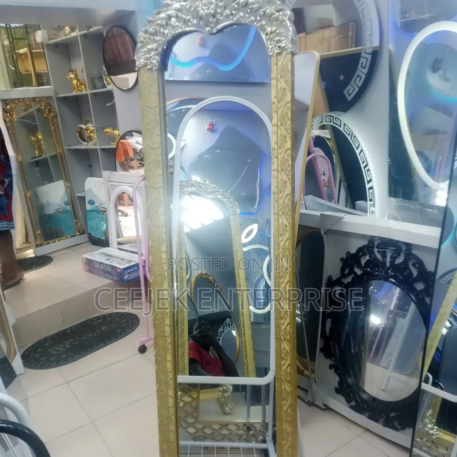 King Standing Hold Mirror
