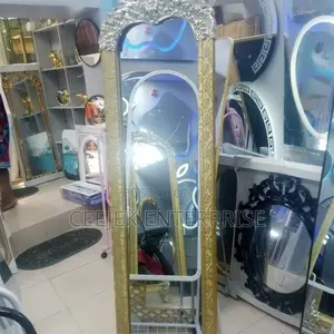 King Standing Hold Mirror