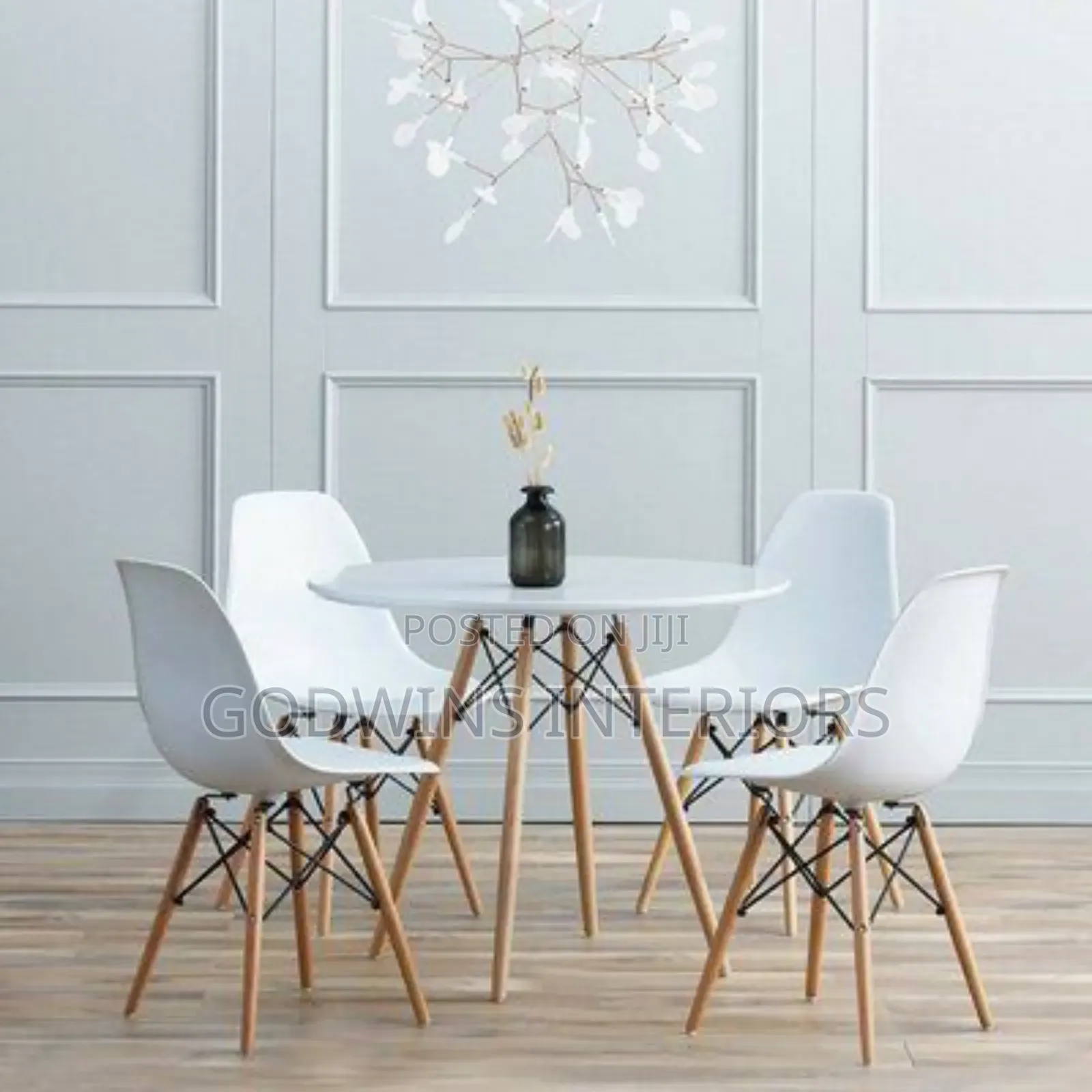 Round Table With 4 Plastic Chairs