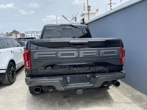 Ford F-150 Raptor 4x4 SuperCrew Cab Styleside 5.5 ft. box 145 in. WB