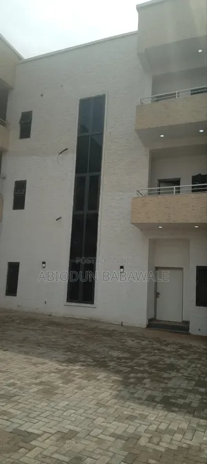 4bdrm Duplex in Jahi Gilmore for sale