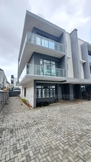 3bdrm Townhouse/Terrace in Chevron Estate, Lekki for sale