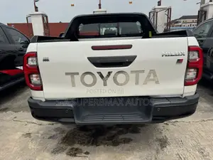 Toyota Hilux 2023 White