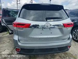 Toyota Highlander LE Plus V6 4x4 (3.5L 6cyl 6A) 2016 Silver
