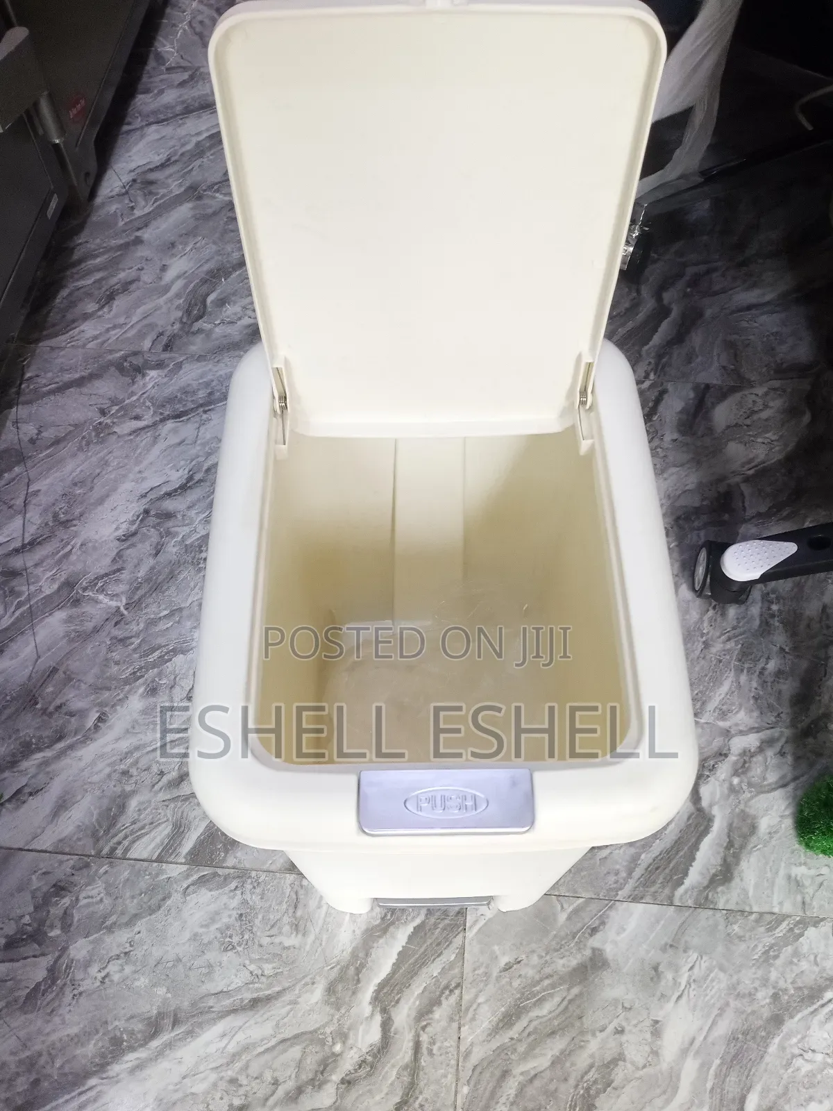 25ltr Plastic Waste Bin With Opening Pedal.