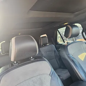 Ford Explorer XLT AWD 2018 Red