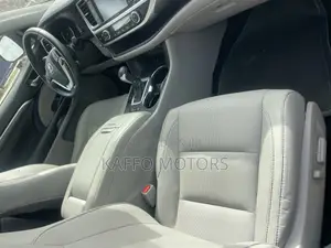 Toyota Highlander Limited 4x4 V6 (3.5L 6cyl 8A) 2017 Gray
