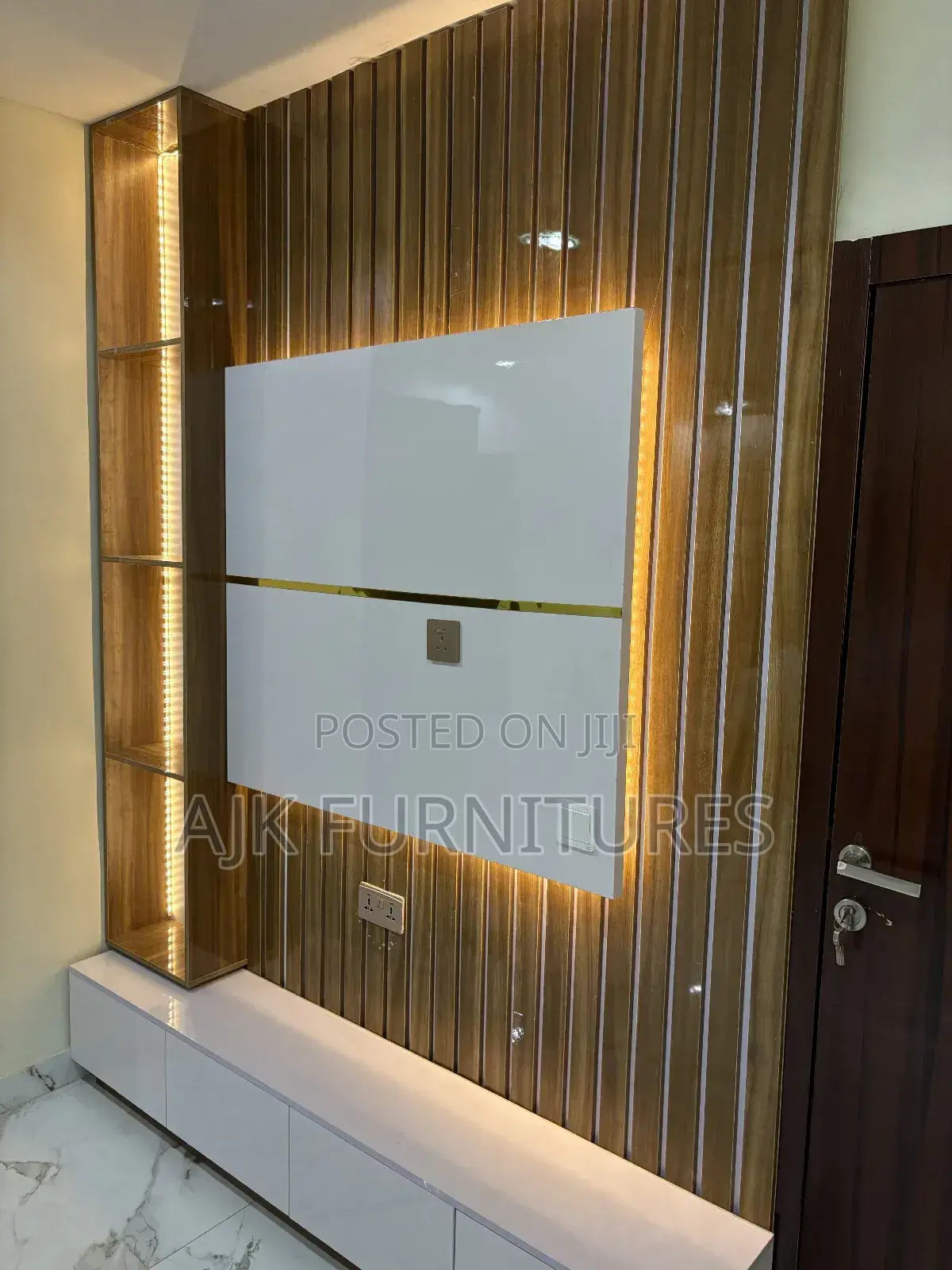 Uunique Television Unit