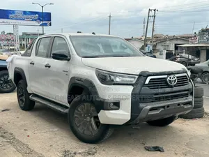 Toyota Hilux 2025 White
