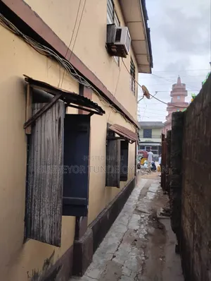 20bdrm Block of Flats in Sabo Market, Sagamu for sale