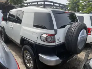 Toyota FJ Cruiser 4x4 Automatic 2011 White