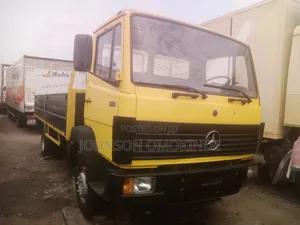 814 Bucket Mercedes Benz Yellow