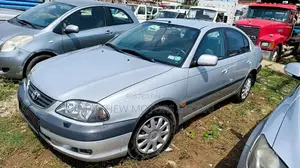 Toyota Avensis Liftback 2004 Silver