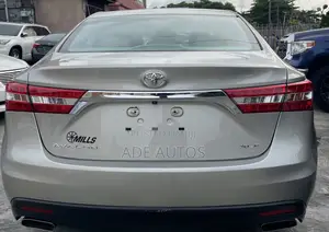 Toyota Avalon XLE Sedar FWD (3.5L 6cyl 6A) 2013 Gold